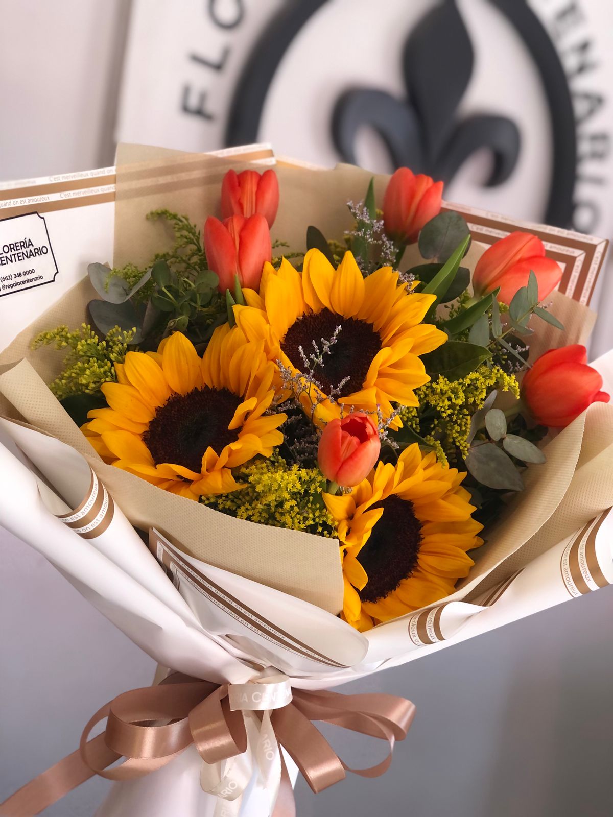 Girasoles y tulipanes